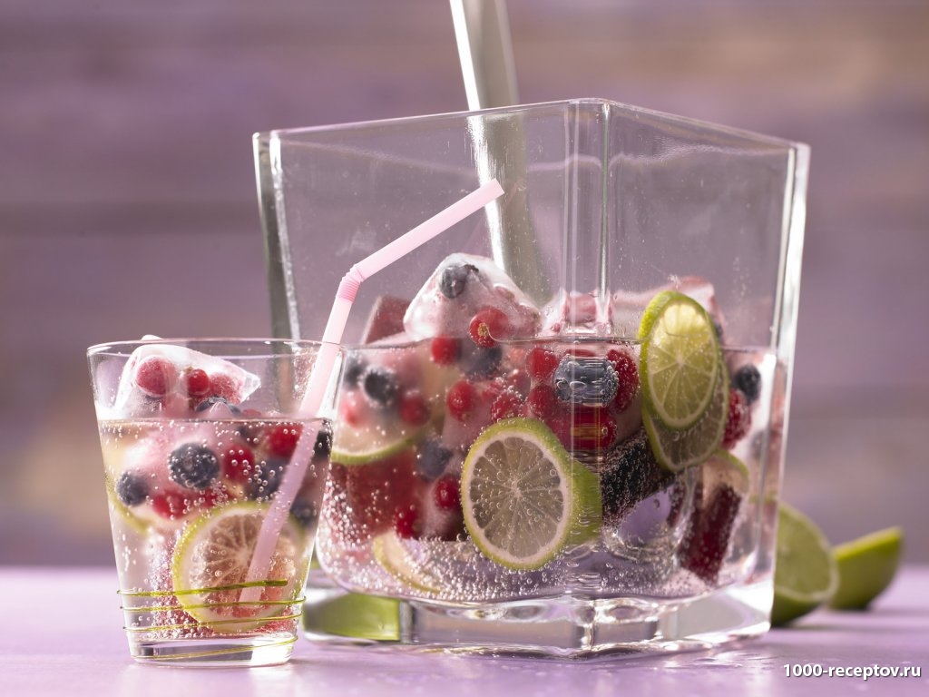 стаканы с кубиками льда и фруктами