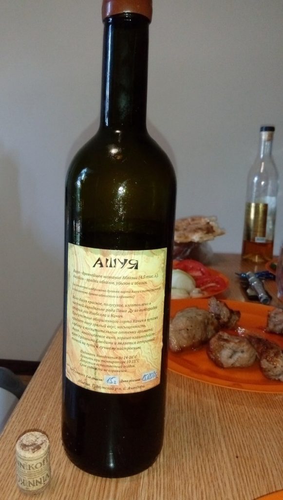 Абхазское вино красное полусладкое