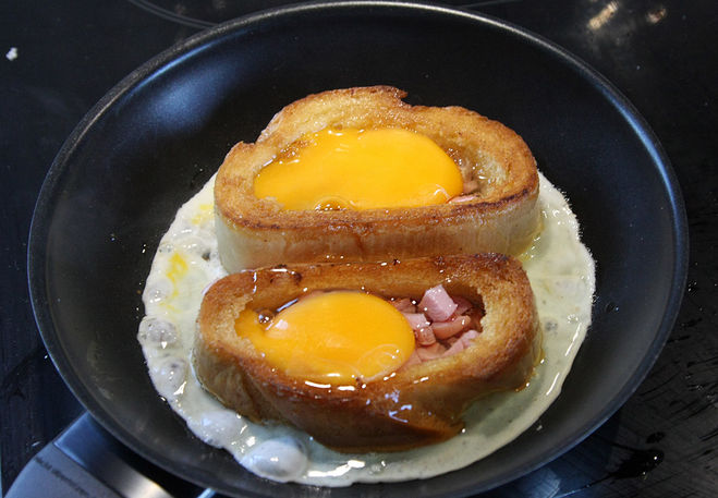 Яйцо в хлебе на сковороде с сыром