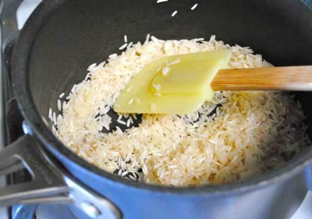 Как сварить клейкий рис в кастрюле