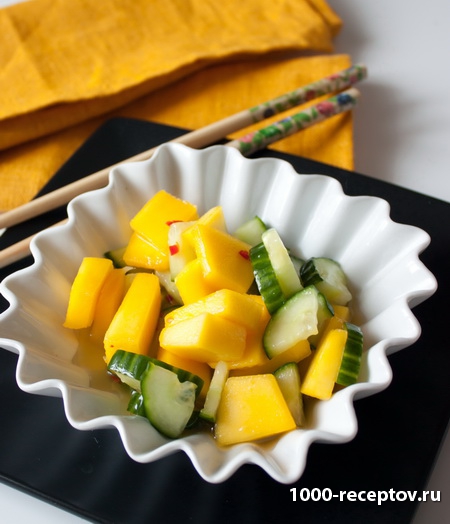 Тайский салат из манго и огурца 