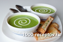 Суп-пюре из зеленого горошка с сырно-луковыми гренками