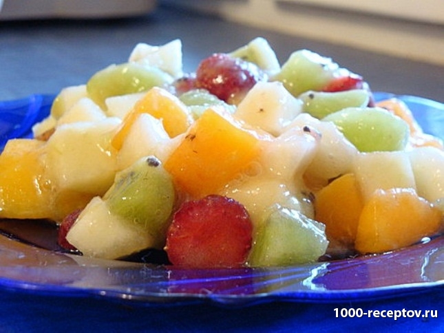 Десерт в виде фруктового салата