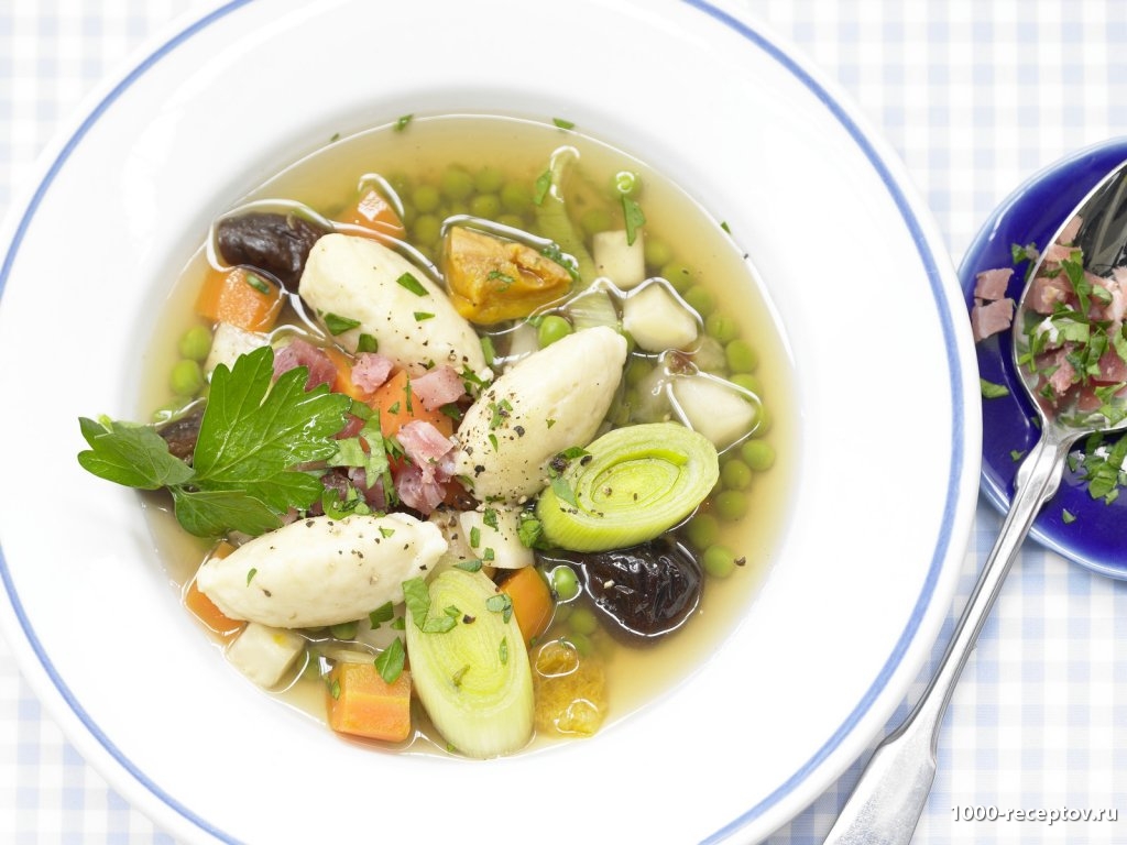 Овощной суп с сухофруктами и клецками в глубокой тарелке