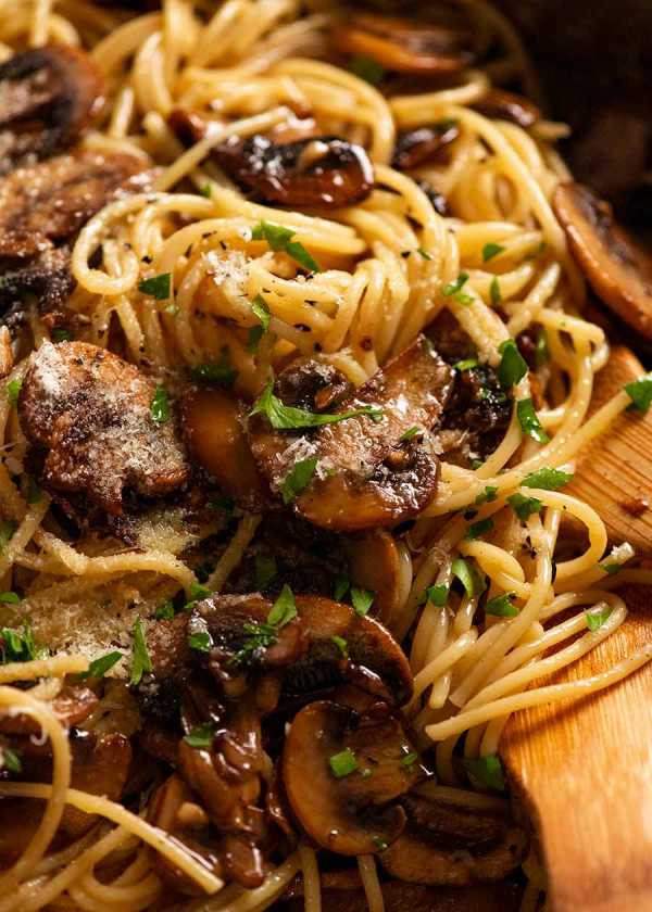 Рецепт пасты с грибами. Макароны с грибами. Паста с фаршем и грибами. Спагетти с грибами домашние. Грибы с спагетти в казане.